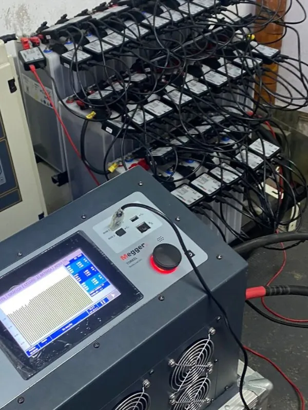 Equipo de ensayo de capacidad conectado a un banco de baterías