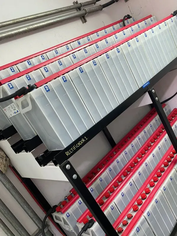 Racks de baterías estacionarias en una sala técnica