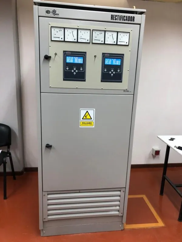 Rectificador industrial después del revamping, con displays digitales