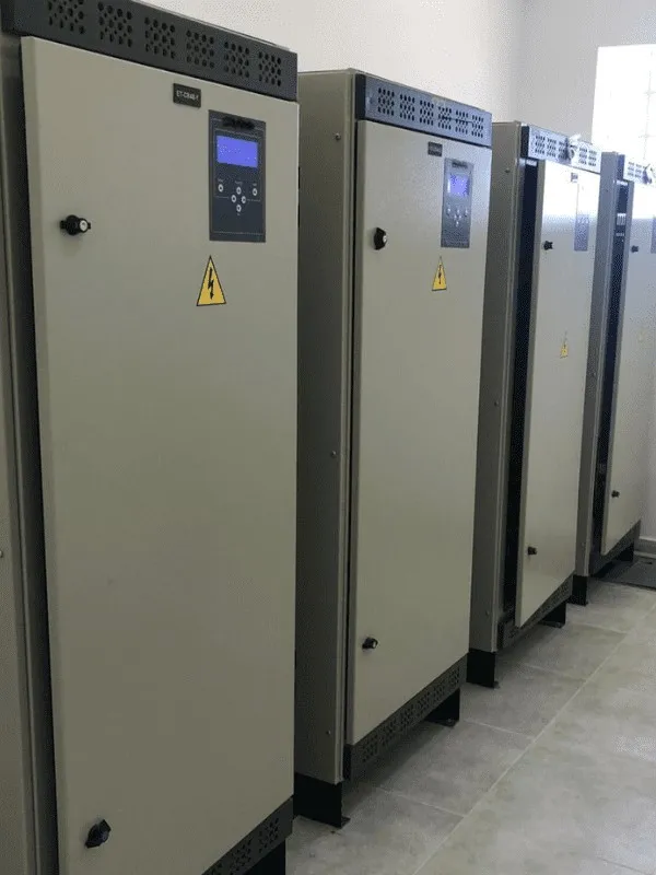 Gabinetes de UPS y rectificadores instalados en una sala técnica