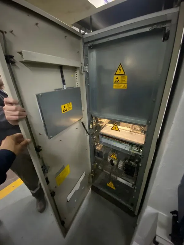 Técnico abriendo un gabinete para realizar mantenimiento correctivo